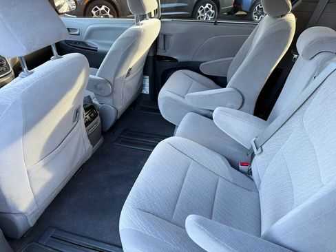Used 2018 Toyota Sienna LE FWD image 23