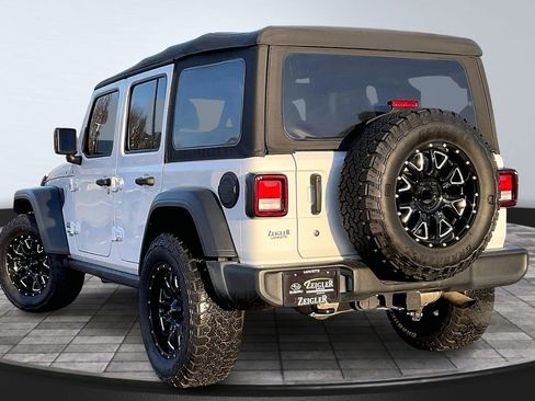Used 2018 Jeep Wrangler Unlimited Sport image 11