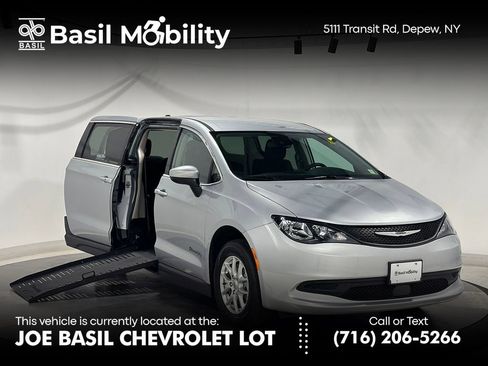 Used 2023 Chrysler Voyager LX FWD image 1