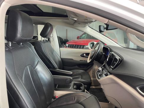 Used 2020 Chrysler Pacifica Limited image 32