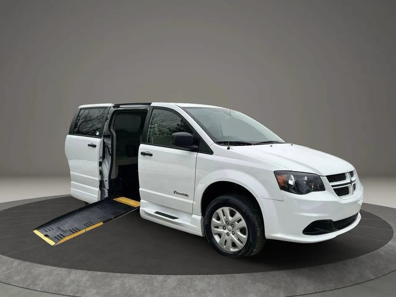 Used 2019 Dodge Grand Caravan SE w/ Power Convenience Group I FWD image 1