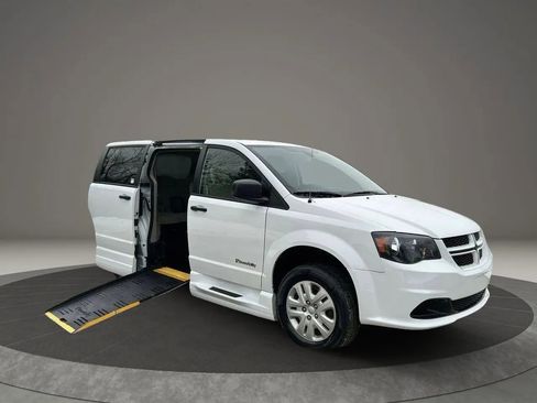 Used 2019 Dodge Grand Caravan SE w/ Power Convenience Group I FWD image 1