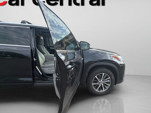 Used 2018 Toyota Highlander XLE AWD/4WD image 9
