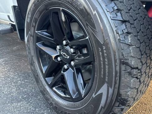 Used 2021 Chevrolet Silverado 1500 LT Trail Boss w/ LPO, Dark Essentials Package AWD/4WD image 6