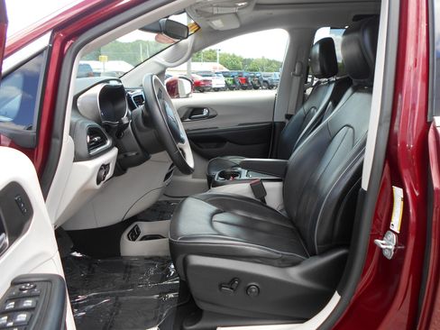 Certified 2018 Chrysler Pacifica Limited FWD image 6