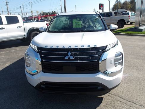 Used 2024 Mitsubishi Outlander ES AWD/4WD image 2