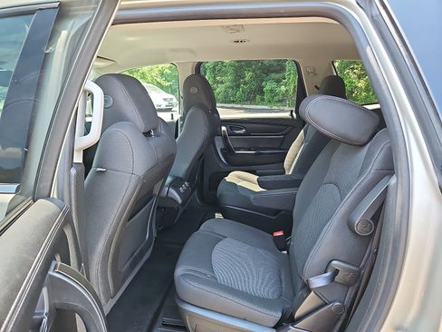Used 2017 Chevrolet Traverse LT w/ Style and Technology Package FWD image 10
