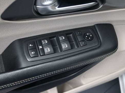 Used 2020 Chrysler Pacifica Touring-L Plus w/ Tire & Wheel Group image 11