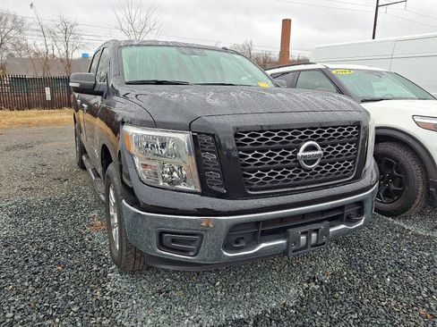 Used 2019 Nissan Titan SV image 4