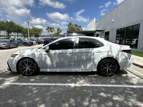 Used 2024 Toyota Camry SE FWD image 5