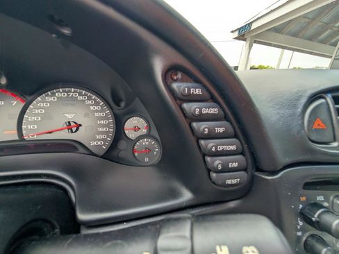 Used 2000 Chevrolet Corvette Coupe w/ Roof Pkg RWD image 28