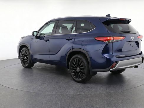 Used 2025 Toyota Highlander XSE image 6