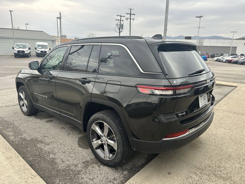 Used 2024 Jeep Grand Cherokee Limited image 2