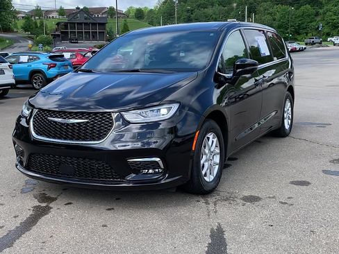 Used 2025 Chrysler Pacifica Select FWD image 7