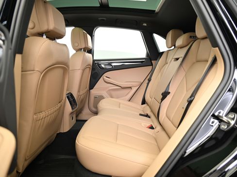 Used 2025 Porsche Macan image 32