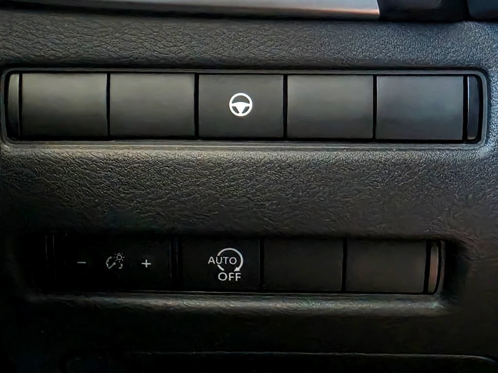 Used 2023 Nissan Rogue SV FWD image 17