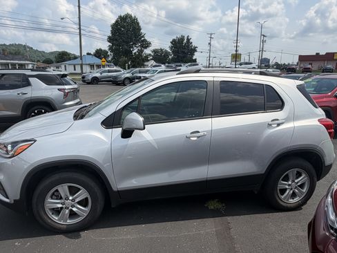 Used 2022 Chevrolet Trax LT w/ LT Convenience Package AWD/4WD image 2