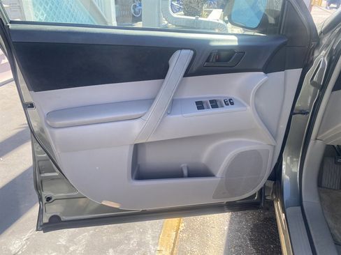 Used 2010 Toyota Highlander 2WD image 9