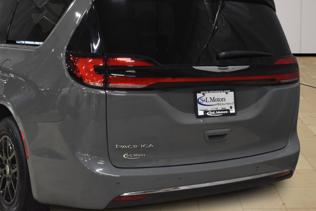 Certified 2025 Chrysler Pacifica Select FWD image 31