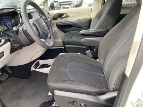 Used 2023 Chrysler Voyager LX FWD image 16