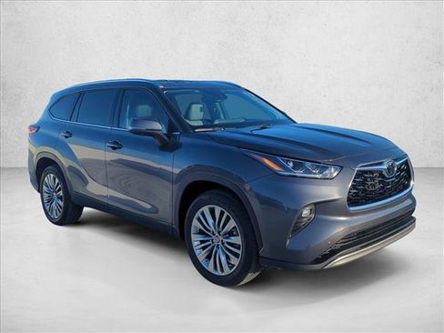 Used 2023 Toyota Highlander Platinum FWD image 3