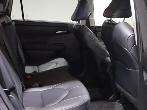 Used 2024 Toyota Highlander XLE AWD/4WD image 19