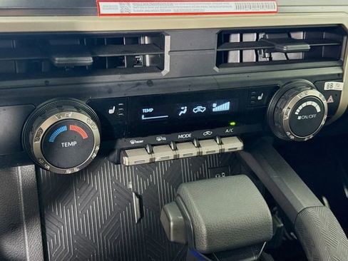 Certified 2025 Toyota Tacoma SR5 AWD/4WD image 15