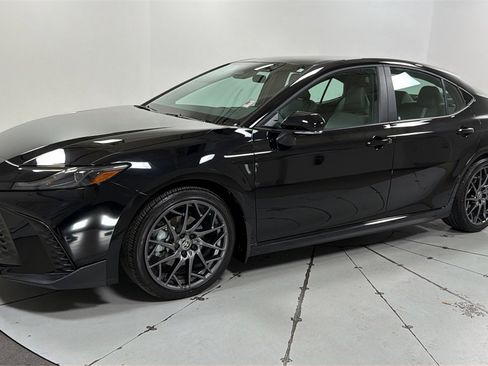 Certified 2025 Toyota Camry SE image 1