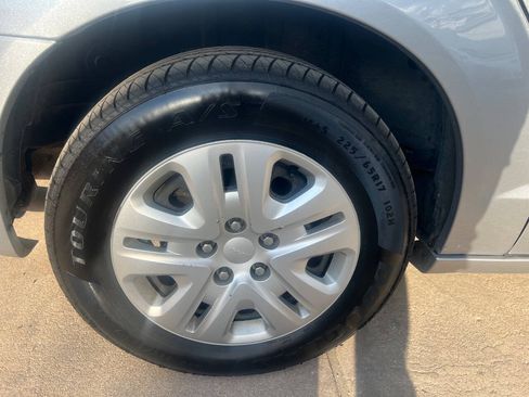Used 2018 Dodge Grand Caravan SE w/ UConnect Hands-Free Group FWD image 9