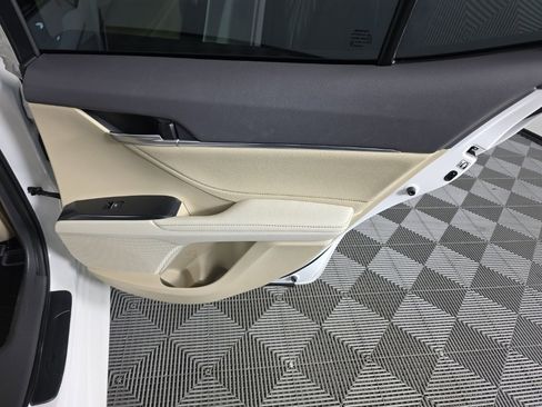 Used 2018 Toyota Camry XLE image 32