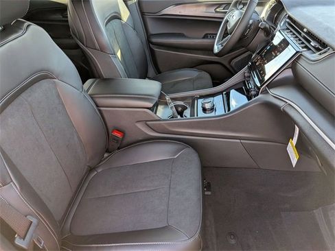 New 2025 Jeep Grand Cherokee Altitude image 31