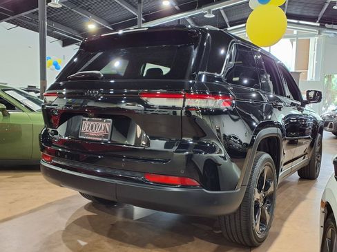 Used 2023 Jeep Grand Cherokee Altitude AWD/4WD image 6