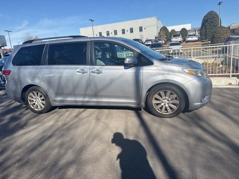 Used 2017 Toyota Sienna Limited Premium image 2