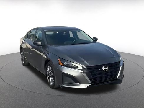 Used 2025 Nissan Altima 2.5 SV image 3