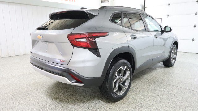 Used 2025 Chevrolet Trax LT FWD image 6