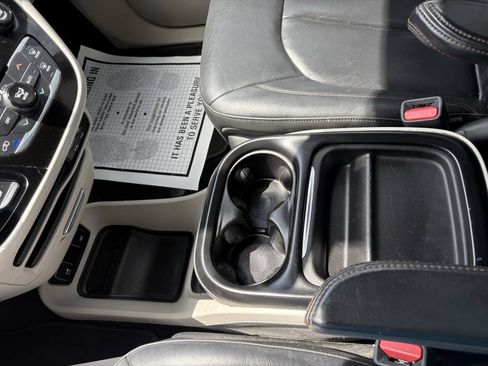 Used 2017 Chrysler Pacifica Touring-L FWD image 27