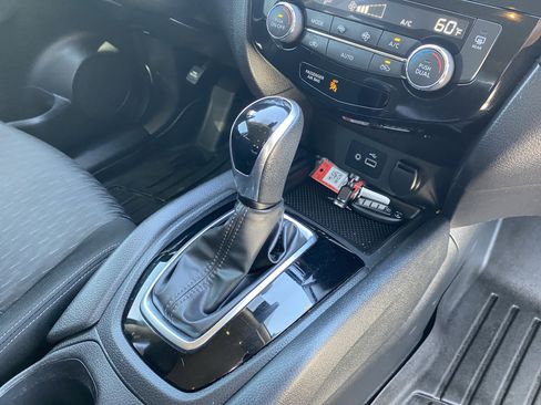 Used 2019 Nissan Rogue SV AWD/4WD image 16