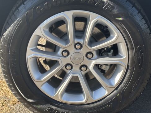 Used 2021 Jeep Grand Cherokee Laredo image 7