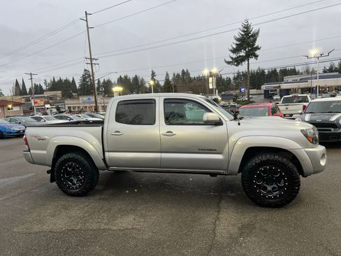 Used 2010 Toyota Tacoma Base image 3