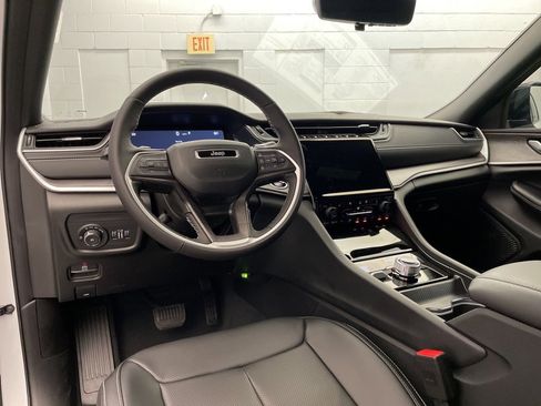 New 2025 Jeep Grand Cherokee Limited w/ Luxury Tech Group II image 12