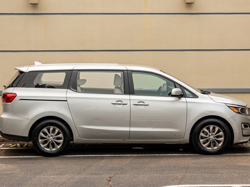 Used 2019 Kia Sedona L FWD image 14