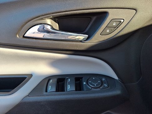 Used 2022 Chevrolet Equinox LS image 11