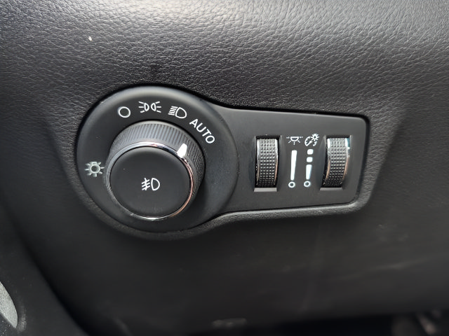 Used 2024 Jeep Compass Latitude AWD/4WD image 16