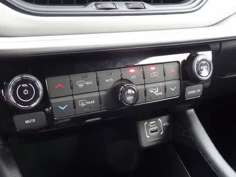 Used 2025 Jeep Compass Limited AWD/4WD image 31