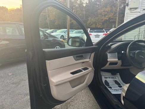 Used 2018 Jaguar XF Premium image 31