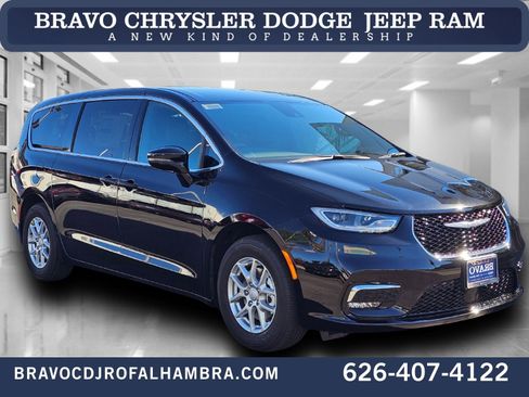 New 2026 Chrysler Pacifica Select image 1