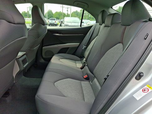 Used 2018 Toyota Camry FWD image 9