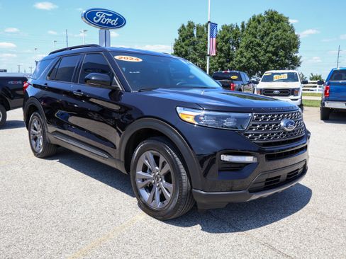 Used 2024 Ford Explorer XLT w/ Equipment Group 202A AWD/4WD image 7
