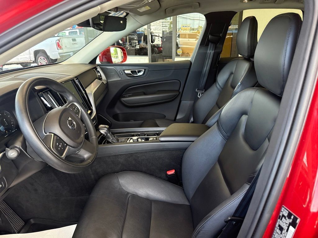 Used 2019 Volvo XC60 T5 Momentum w/ Multimedia Package AWD/4WD image 13