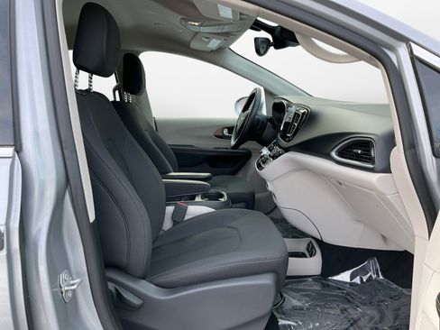 Used 2019 Chrysler Pacifica Touring Plus w/ Advanced Safetytec Group image 15